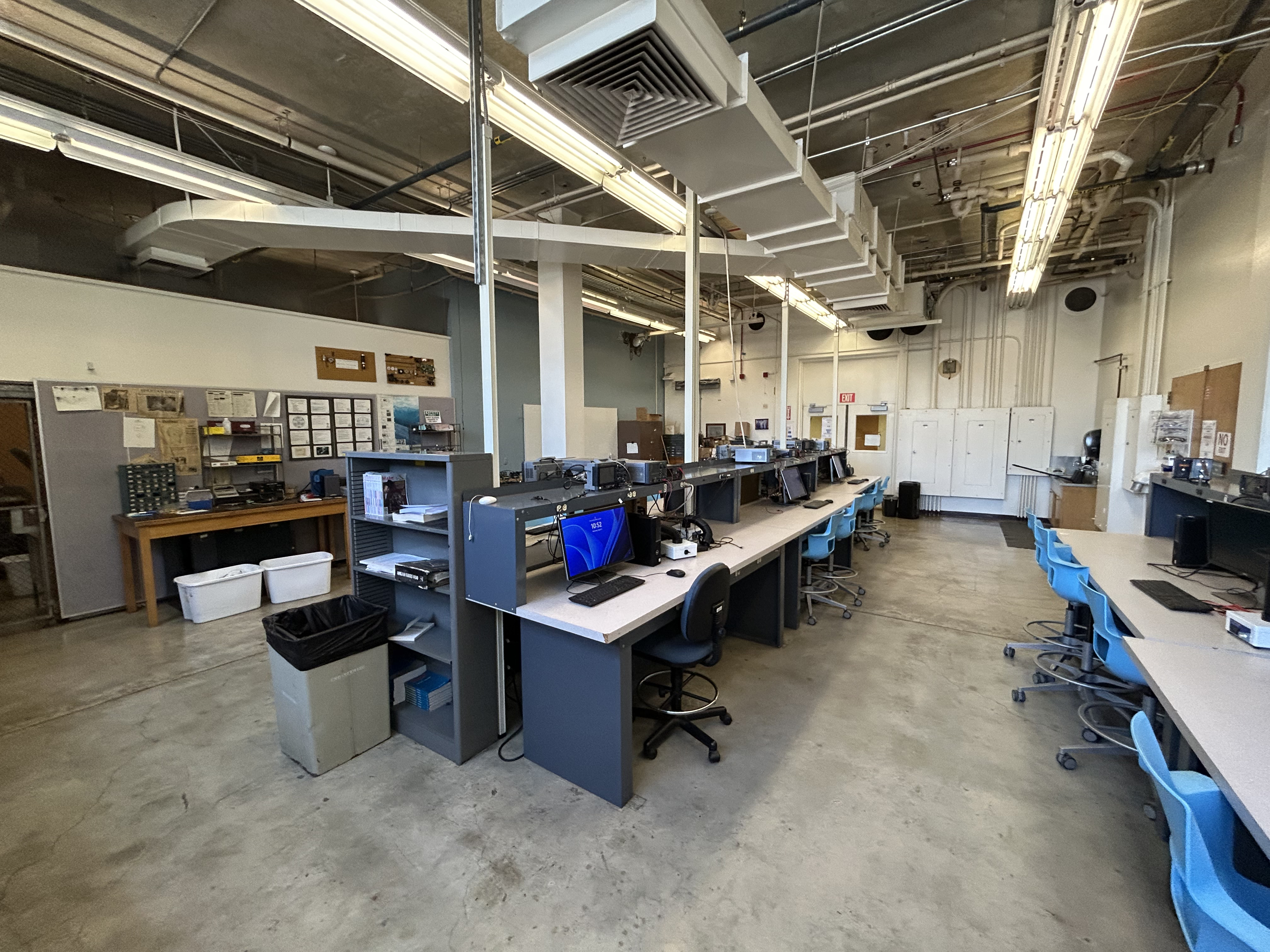 eng 125 lab space with tables and desks