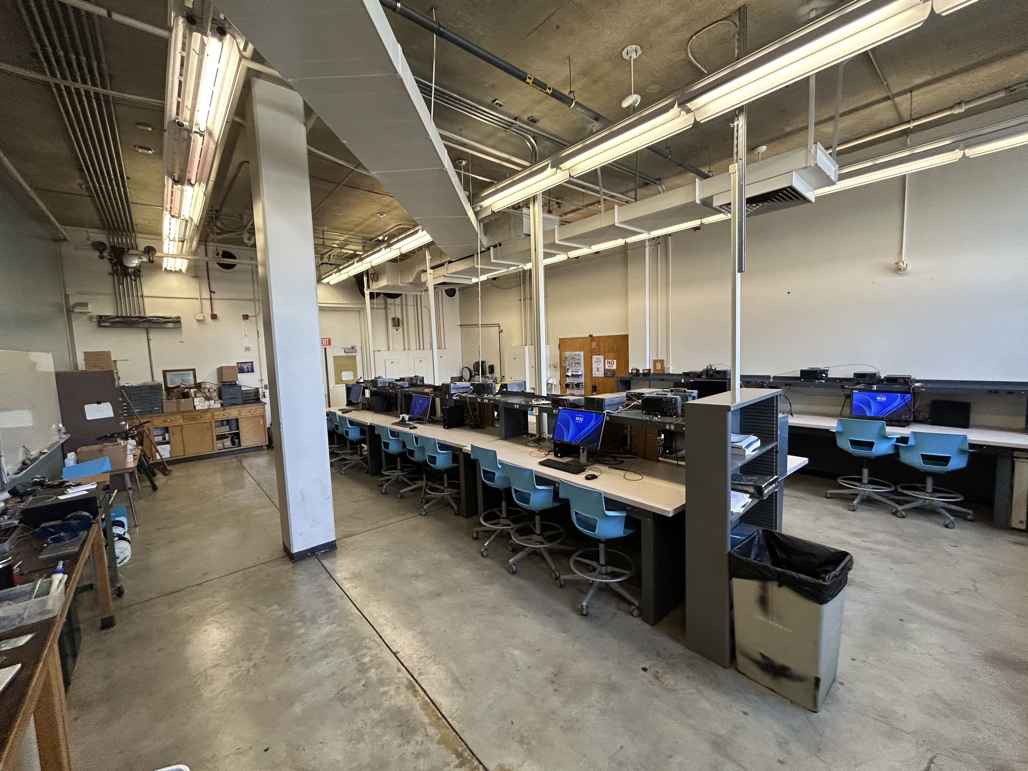 eng 125 lab space with desk and table