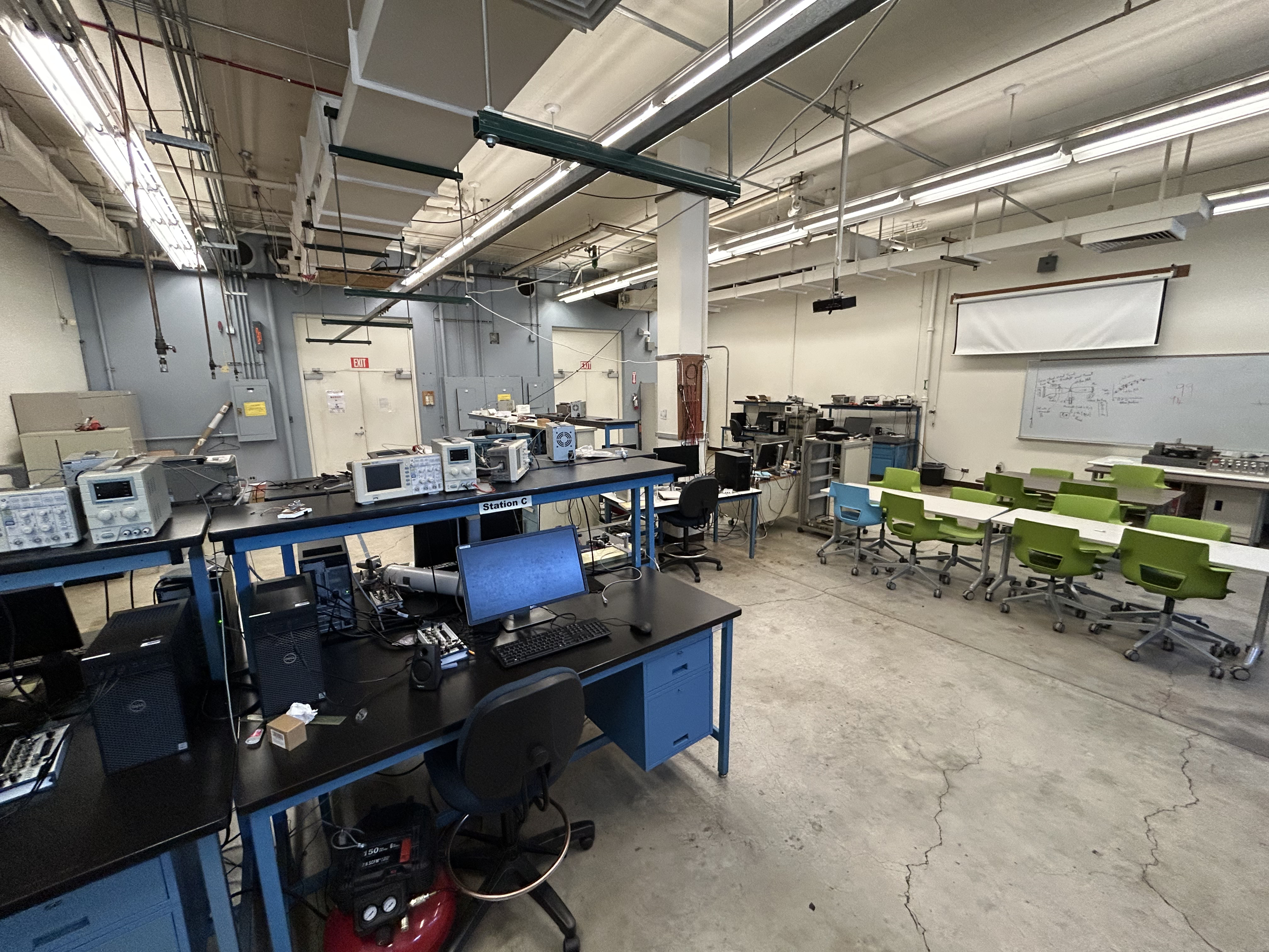 photo of lab space eng 133, it shows student lab spacincluing desk and chairs